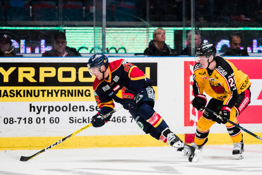 Djurgårdens Matt Anderson fälls av Luleås Gustav Rydahl
