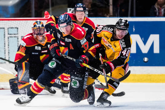 Djurgårdens Henrik Eriksson i kamp om pucken med Luleås