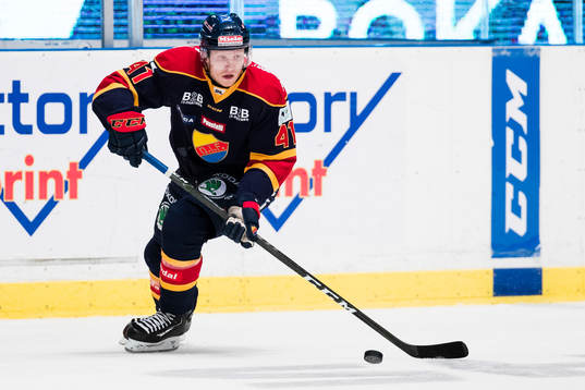 Djurgårdens Alexander Falk med pucken