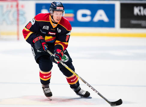 Djurgårdens Ville Varakas med pucken