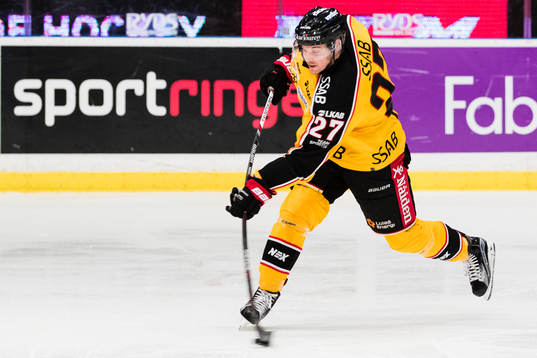 Luleås Brendan Mikkelson med ett skott