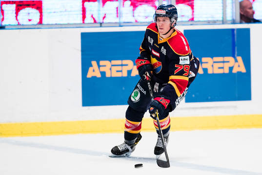 Djurgårdens Patrik Lundh med pucken