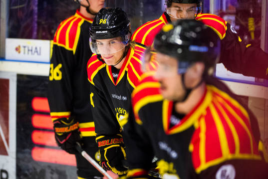 Brynäs Oskar Lindblom före  ishockeymatchen i SHL mellan