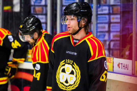 Brynäs Erik Broman före ishockeymatchen i SHL mellan