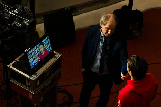 Örebros Martin Johansson blir intervjuad av Anders