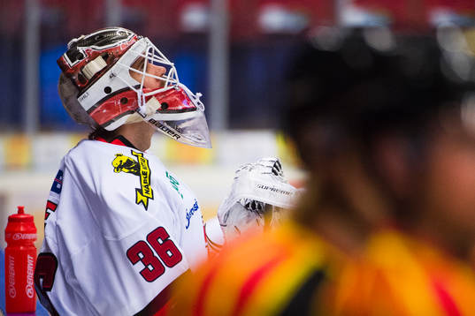 Örebros målvakt Axel Brage före ishockeymatchen i SHL