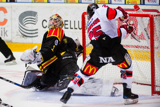 Brynäs målvakt Felix Sandström räddar skott från