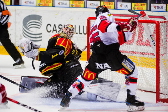 Brynäs målvakt Felix Sandström räddar skott från
