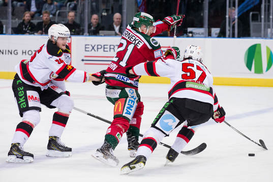 Frölundas Christoffer Ehn mellan Malmö Redhawks Kim