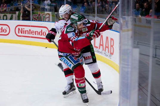 Malmö Redhawks Noah Welch tacklar Frölundas Joel Lundqvist