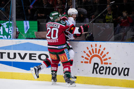 Frölundas Joel Lundqvist tacklar Malmö Redhawks Noah Welch