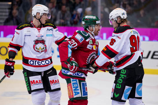 Frölundas Joel Lundqvist i diskussion med Malmö Redhawks