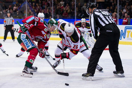 Frölundas Simon Hjalmarsson tekar mot Malmö Redhawks