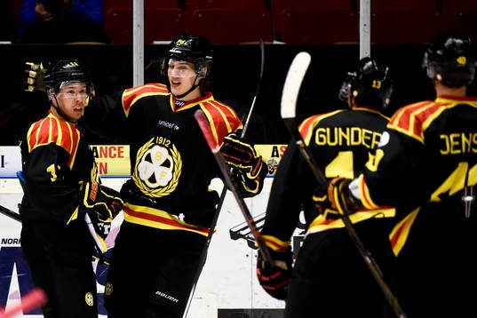 Brynäs Kevin Clark och Oskar Lindblom jublar