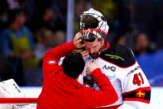 Malmö Redhawks målvakt Cristopher Nihlstorp får hjälp