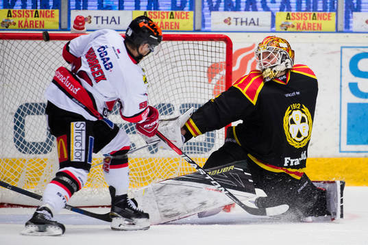 Brynäs målvakt Felix Sandström räddar skott framför