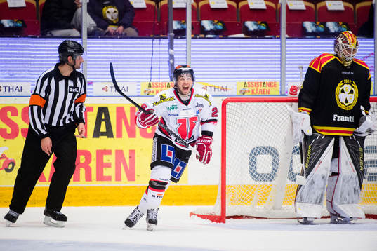 Örebros Greg Squires reagerar