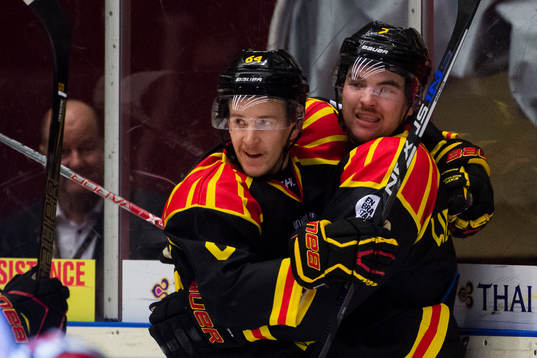 Brynäs Jonathan Pudas och Ponthus Westerholm jublar