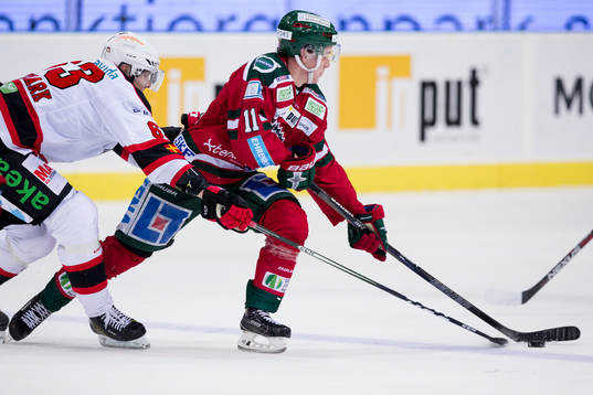 Frölundas Victor Olofsson före Malmö Redhawks Fredrik