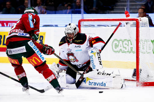 Frölundas Carl Grundström fri mot Malmö Redhawks