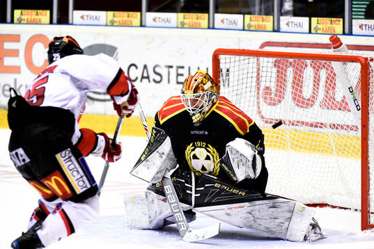 Örebros Martin Johansson kommer fri mot Brynäs målvakt