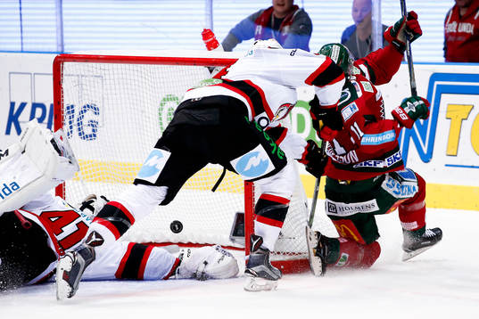 Frölundas Victor Olofsson gör 1-0 bakom Malmö Redhawks