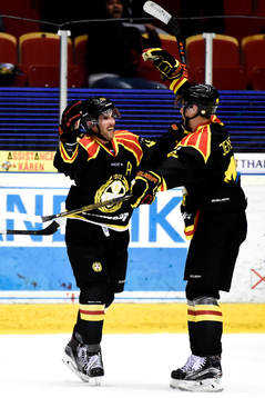Brynäs Ryan Gunderson och Jesper Jensen jublar