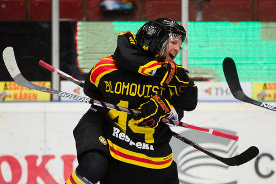 Brynäs Elias Fälth  och Jacob Blomqvist jublar
