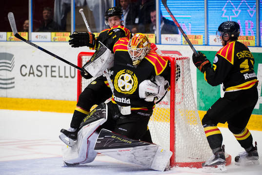 Brynäs Pathrik Westerholm, målvakt Felix Sandström och