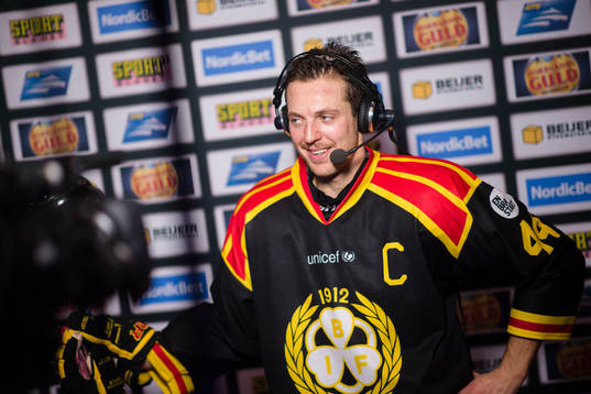 Brynäs Jacob Blomqvist blir intervjuad av Cmore