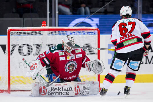 Frölundas målvakt Johan Gustafsson räddar straff slagen