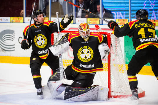 Brynäs Pathrik Westerholm rensar bort puck ovanför