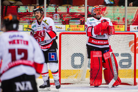 Örebros Martin Johansson och målvakt Julius Hudacek deppar