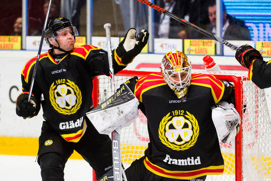 Brynäs Pathrik Westerholm rensar bort puck ovanför