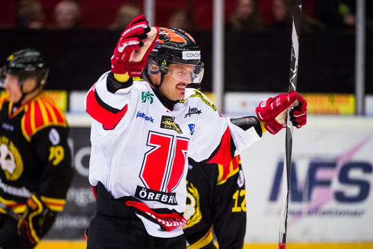 Örebros Johan Wiklander jublar
