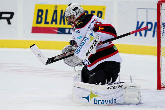 Malmö Redhawks målvakt Cristopher Nihlstorp räddar ett