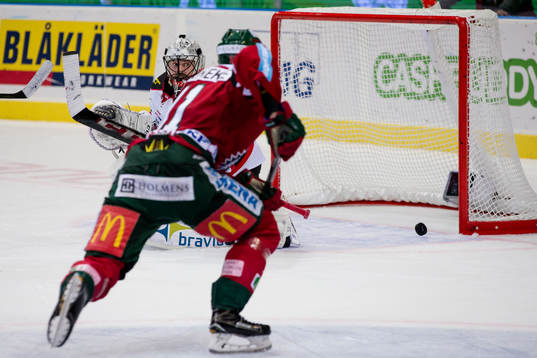 Malmö Redhawks målvakt Cristopher Nihlstorp ser sig om