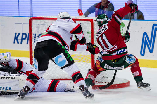Frölundas Victor Olofsson gör 1-0 bakom Malmö Redhawks