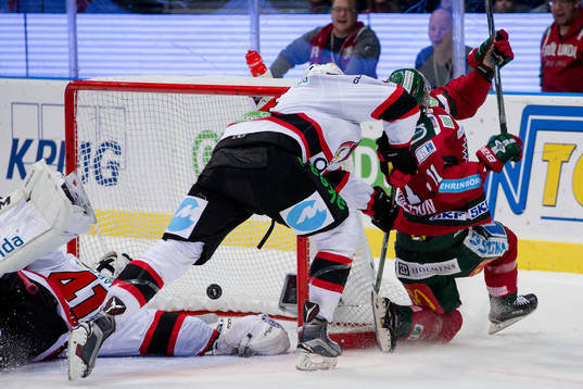 Frölundas Victor Olofsson gör 1-0 bakom Malmö Redhawks