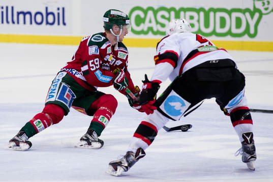 Frölundas Simon Hjalmarsson mot Malmö Redhawks Noah Welch