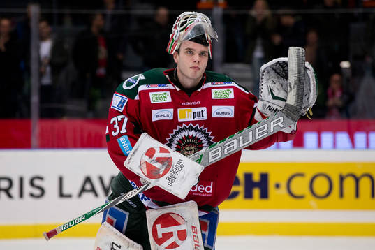 Frölundas målvakt Johan Gustafsson tackar publiken