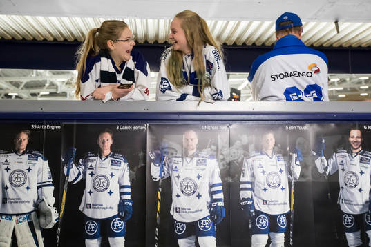 Leksands supporters innan ishockeymatchen i SHL mellan