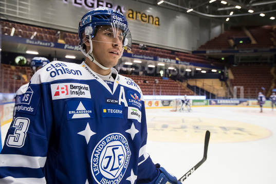 Leksands Jon Knuts vid värmningen innan ishockeymatchen i