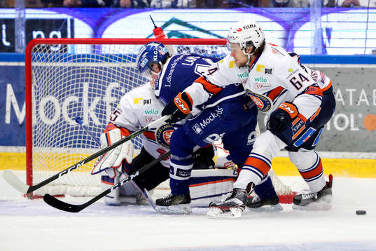 Leksands Oskar Lang framför Växjös målvakt Viktor