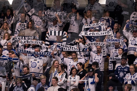 Leksands supporters på norra stå i ishockeymatchen i SHL