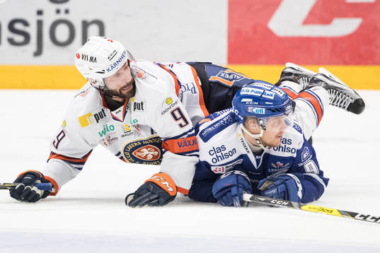 Växjös Josh Hennessy och Leksands Lukas Ericsson  i