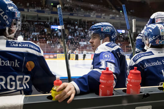 Leksands János Hári  i ishockeymatchen i SHL mellan