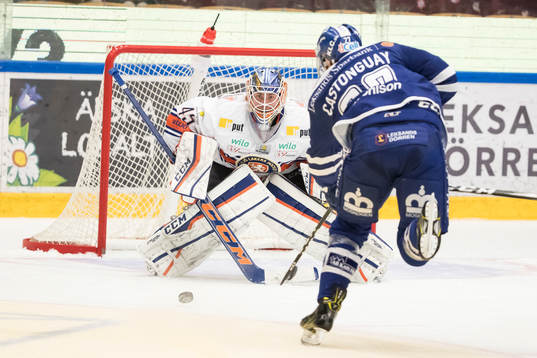 Leksands Eric Castonguay gör 1-0 bakom Växjös målvakt