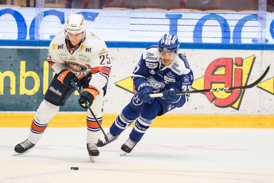 Leksands Eric Castonguay jagar Växjös Philip Holm  i