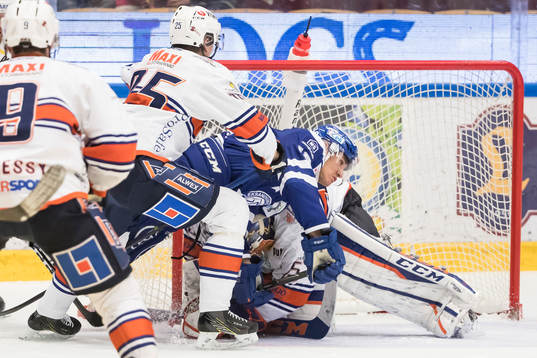 Leksands Jon Knuts kör in i Växjös målvakt Viktor
